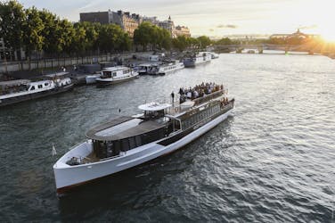 Sunset cruise with drink and walking tour on your smartphone
